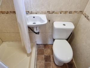 3 Bedroom House Ideal for Work Family Short or Long Term Stays Easy Access to Manchester Oldham Halifax Bury