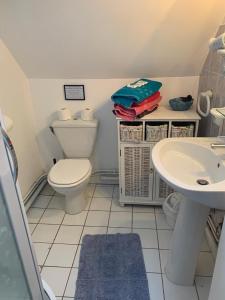 Maisons de vacances Gites de Montvaltin : Appartement en Duplex