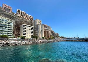 Artistic beachfront apartment