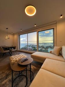 Apartment Touch The Sky Split