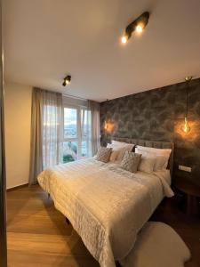 Apartment Touch The Sky Split