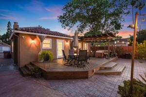 Relax in a Gorgeous 6 Person Quaint Home