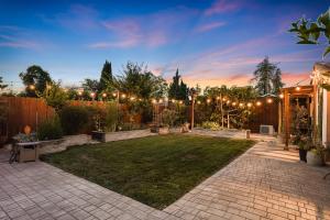 Relax in a Gorgeous 6 Person Quaint Home