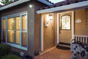 Relax in a Gorgeous 6 Person Quaint Home