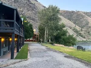 Steelhead Lodge - Stites