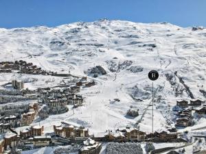 Chalet familial rénové avec jacuzzi, accès piste, ski room - FR-1-613B-42