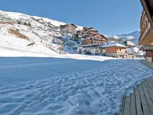 Chalet familial rénové avec jacuzzi, accès piste, ski room - FR-1-613B-42