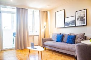 Central Apartment with Balcony and Views, Old Town, metro