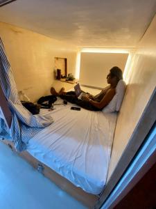 Giường Đơn trong Phòng ngủ tập thể (Single Bed in Dormitory Room)