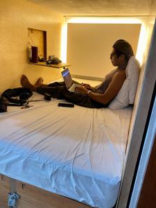 Giường Đơn trong Phòng ngủ tập thể (Single Bed in Dormitory Room)