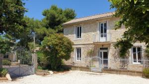 Maisons de vacances La Maison d'Isidore - Gite 6 personnes avec climatisation, piscine et jardin clos : Maison 3 Chambres