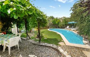 Maisons de vacances Stunning Home In Pernes-les-fontaines With Outdoor Swimming Pool, Wifi And 4 Bedrooms : photos des chambres