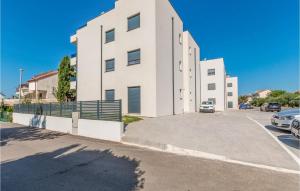 Lovely Apartment In Turanj With Jacuzzi