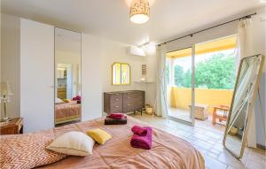 Maisons de vacances Beautiful Home In Vence With Outdoor Swimming Pool, Wifi And 4 Bedrooms : photos des chambres