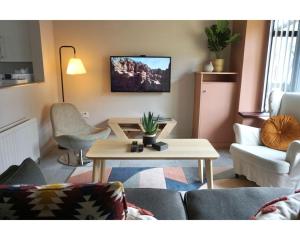 Two-Bedroom Apartment room in Six single beds Perfect for groups
