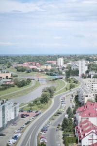 Capital Towers - Apartament Red z widokiem na panoramę miasta i rzekę