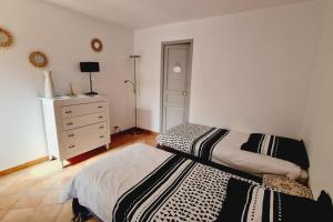 Maisons de vacances Aux trois Cypres Salernes en Provence : photos des chambres