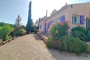 Maisons de vacances Aux trois Cypres Salernes en Provence : photos des chambres