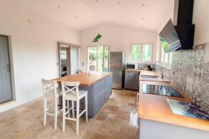 Maisons de vacances Aux trois Cypres Salernes en Provence : photos des chambres