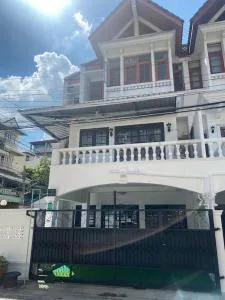 Sathon輕軌附近市中心5房獨棟全明屋各大景點附近 - Bang Yo