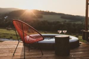 WymarzONE domki- z prywatnymi jacuzzi i kominkiem