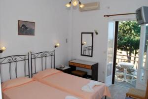 Triple Room room in Artemon Hotel