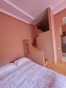 Центр, Євгена Коновальця, 3