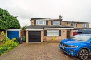 5 double beds in a detached house in Cheshunt