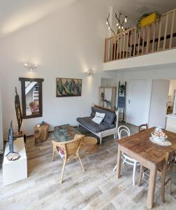 Le Rocky Lodge Large cottage with wooden deck and private garden next to Fontainebleau Forest