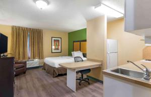 Queen Studio - Non-Smoking room in Extended Stay America Suites - Kansas City - Airport