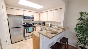 -Vacation-Top corner 2-story one bedroom La Jolla Condo