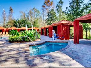 2br Condo Resort Close to Parks!