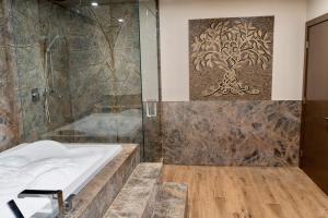 Romantic Luxury Retreat with Private Sauna & Spa, Pet Friendly, Elkside Hideout B&B
