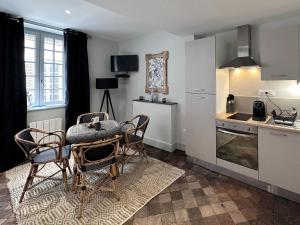 Studio de charme 30m², centre historique de Moulins, 2 lits jumelables, tout équipé, proche commodités - FR-1-489-472