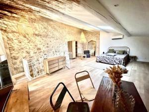 Maison en pierre avec piscine, 6 couchages, située au cœur de Mallemort, Provence. - FR-1-658-25