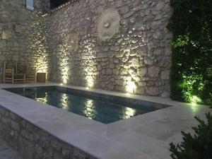 Maisons de vacances Maison en pierre avec piscine, 6 couchages, situee au coeur de Mallemort, Provence. - FR-1-658-25 : photos des chambres