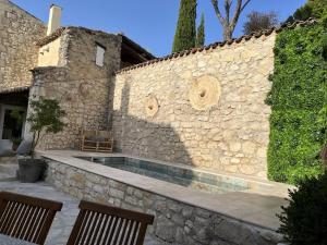 Maisons de vacances Maison en pierre avec piscine, 6 couchages, situee au coeur de Mallemort, Provence. - FR-1-658-25 : photos des chambres