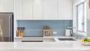 Wreck Beach Retreat - 3 Flannel Flower Fairway - close to the waters edge