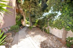 Spacious Retreat with Prime Location, Private pool, snooker, free AC Wifi