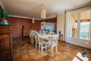 Villas Belle Villa avec Superbe vue, Piscine et Jacuzzi : photos des chambres