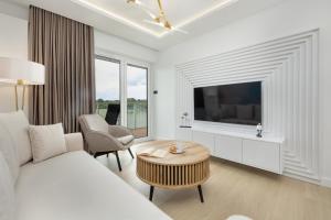 Polanki Aqua Apartment with Parking by Renters Prestige