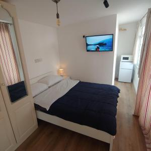 Self Contained, Double Bed Studio, private kitchen, private Bath, Walking distance to Harry Potter