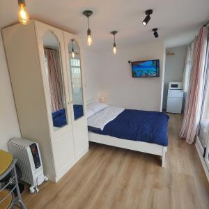 Self Contained, Double Bed Studio, private kitchen, private Bath, Walking distance to Harry Potter