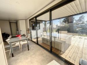 Chalet cosy avec terrasse, 6 couchages, piscine chauffée, proche plage et commerces - FR-1-361-477