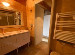 Hotels Les Moulins Du Duc ECOLODGE : photos des chambres