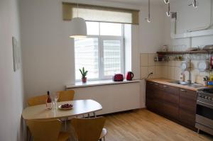 City Inn Riga Apartment, Town Hall view with parking