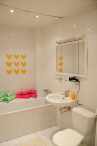 City Inn Riga Apartment, Town Hall view with parking