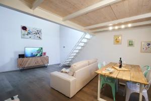 The Chianti Rooster Flat