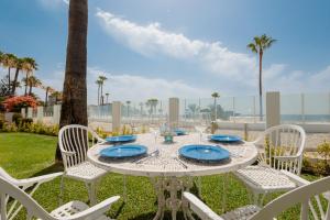 Holiday home, with direct access to the beach, sea views and south facing, in Puerto Banús