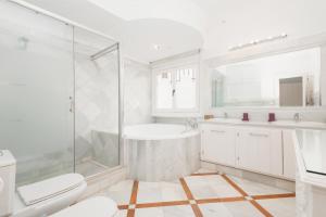 Holiday home, with direct access to the beach, sea views and south facing, in Puerto Banús